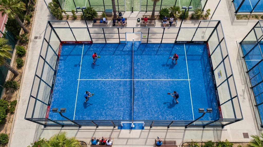 Vista de  una pista de padel reglamentaria