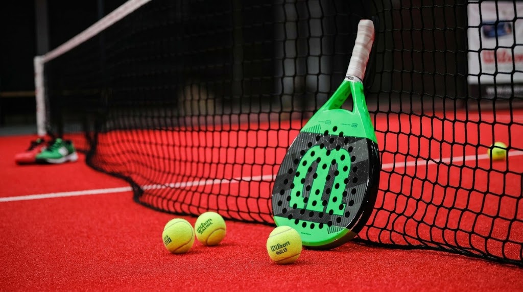 Pelota y pala de padel